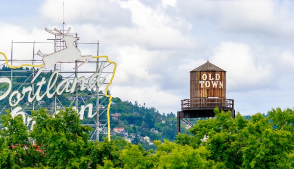 Portland, Oregon, USA - JUNE 11, 2016: The White Stag sign, a former advertising sign, greets those traveling into Old Town on the Burnside Bridge. (Portland, Oregon, USA - JUNE 11, 2016: The White Stag sign, a former advertising sign, greets those tr