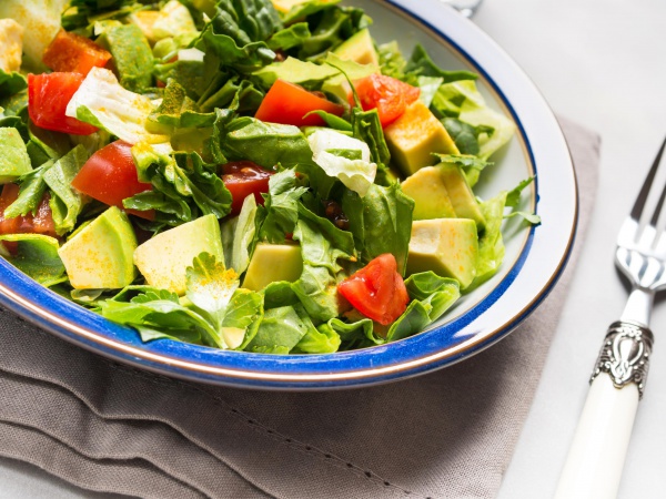 Healthy avocado spinach tomato salad
