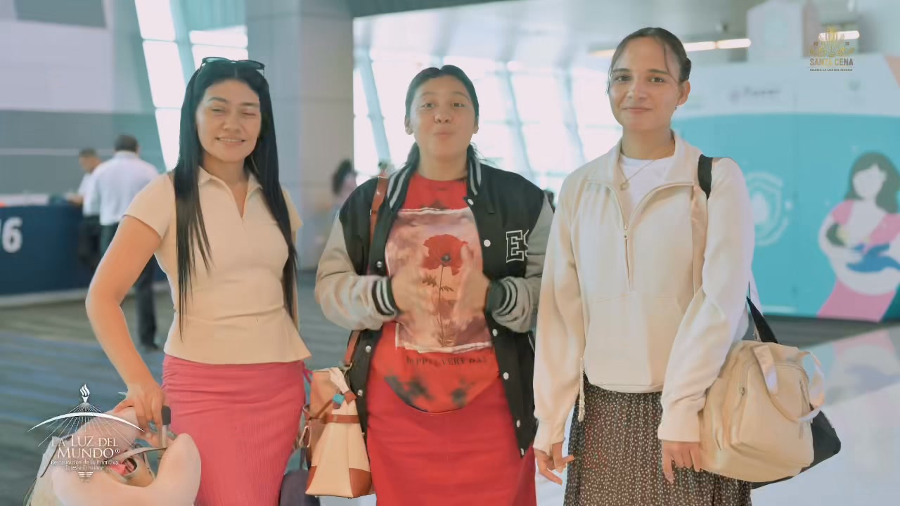 Peregrinas con equipaje en el aeropuerto rumbo a la Santa Convocación