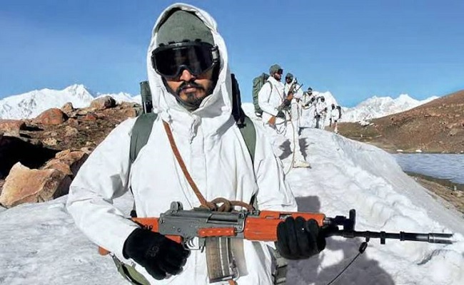 Siachen: कमर में रस्सी बांध कर लाइन में चलते हैं सैनिक, माइनस 50 डिग्री तापमान में हालात होते हैं बेकाबू