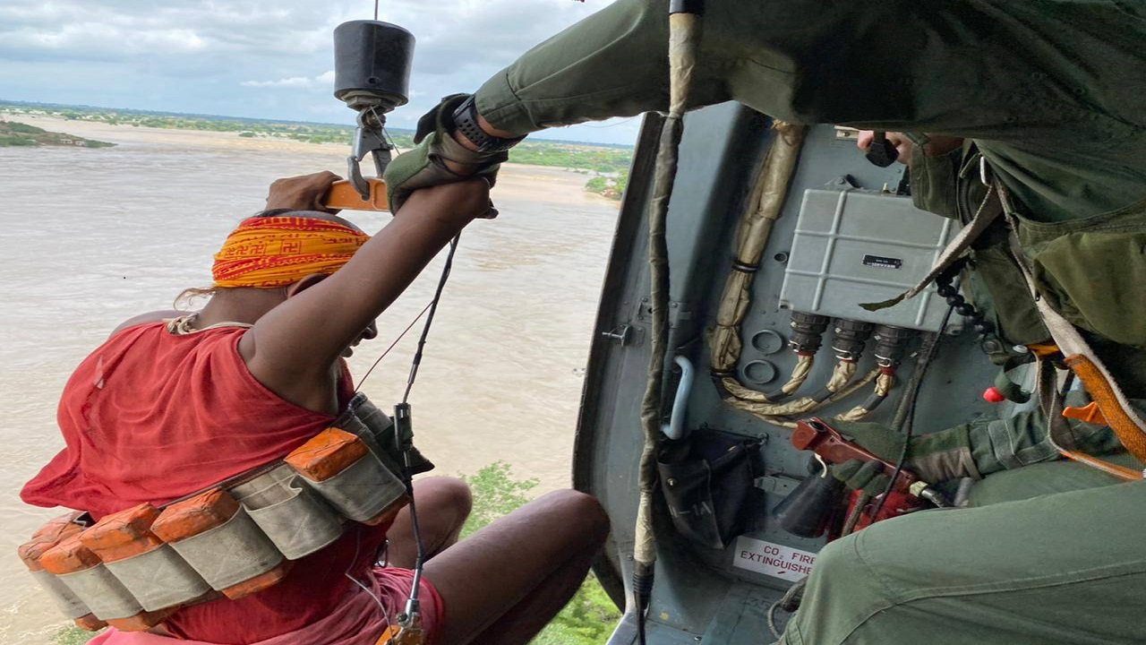 एमपी में बाढ़ में फंसे लोगों को निकालने के लिए Indian Air Force ने संभाला मोर्चा, देखें PHOTOS