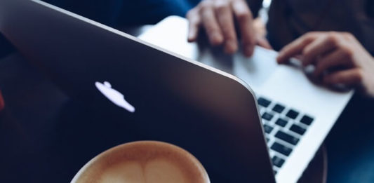 1and1 vs Hostgator: A Side by Side Comparison Which web host should you chosose when starting a new blog or website 1&1 or Hostgator