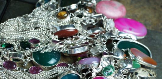 Top 25 Tips for Selling Jewelry Online How to build an online store & make money selling jewelry online