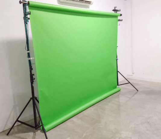 Top 15 Best Portable Green Screen with Stand Kits Make the background of your vlog & YouTube videos more interesting with a green screen. Find out the best deals for a portable one with a stand