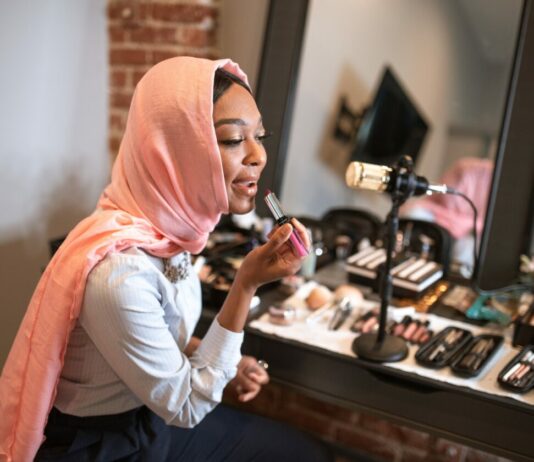 How to Start a Beauty Vlog Step by step guide, tutorial for becoming a beauty vlogger