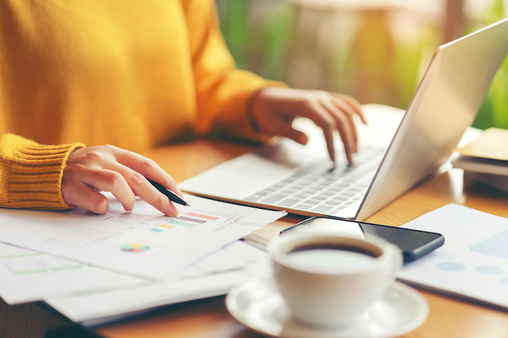 Woman researching Teaching license reciprocity.